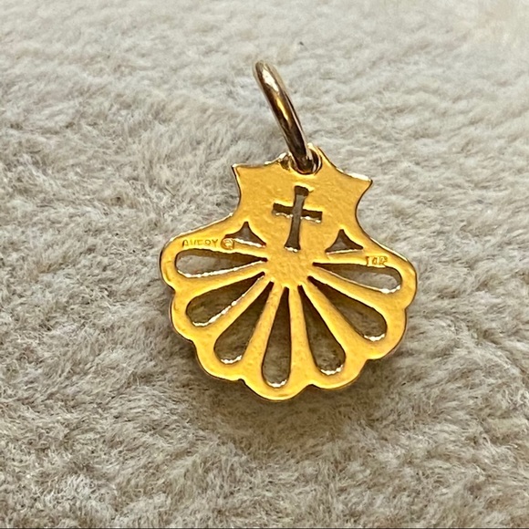 SOLD Retired 14K yellow gold shell charm - Picture 2 of 3
